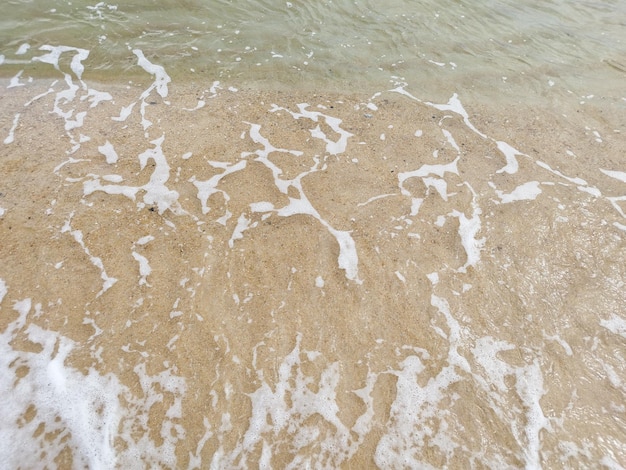 Photo white water on the beach