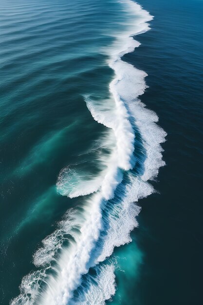 Foto onde bianche che si schiantano nel mare profondo