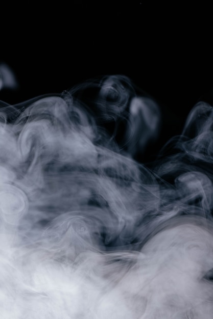 Photo white wavy smoke on black background