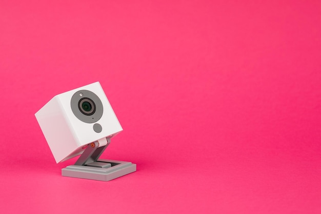 Webcam bianca su sfondo rosso oggetto concetto di tecnologia internet