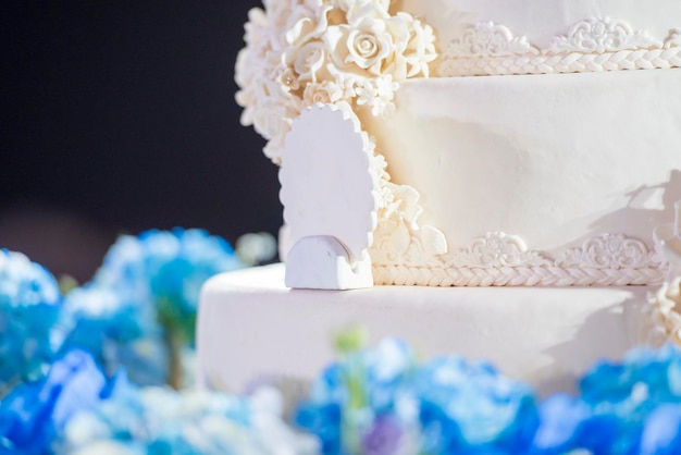 꽃 이 있는 색 결혼 케이크