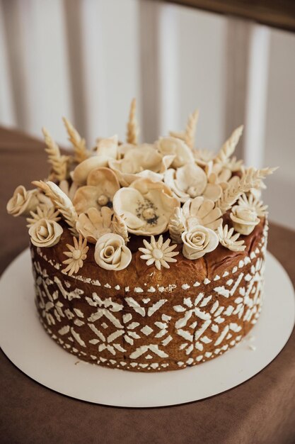 Foto torta nuziale bianca con fiori e mirtilli