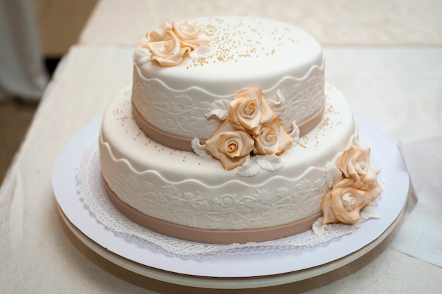 꽃과 하얀 웨딩 케이크입니다. 손님을위한 디저트.