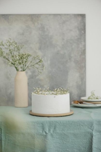 Photo white wedding cake with flowers