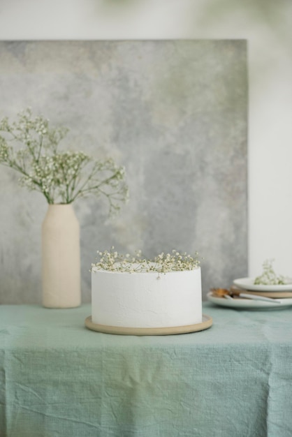 Photo white wedding cake with flowers