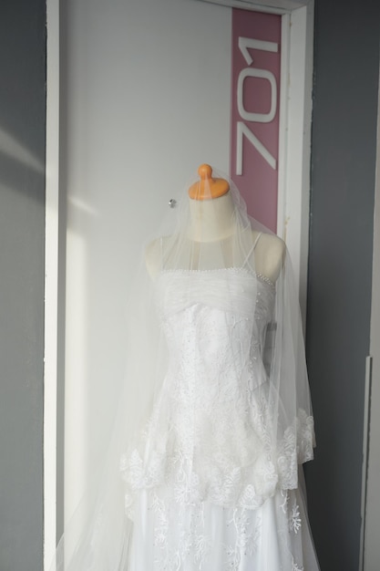 花嫁のための白いウェディングドレス