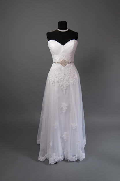 Белое свадебное платье на манекене.