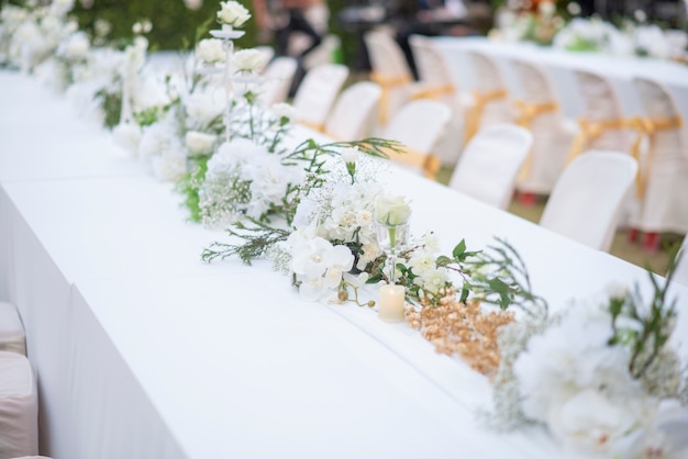 白い結婚式の花の背景と結婚式の装飾