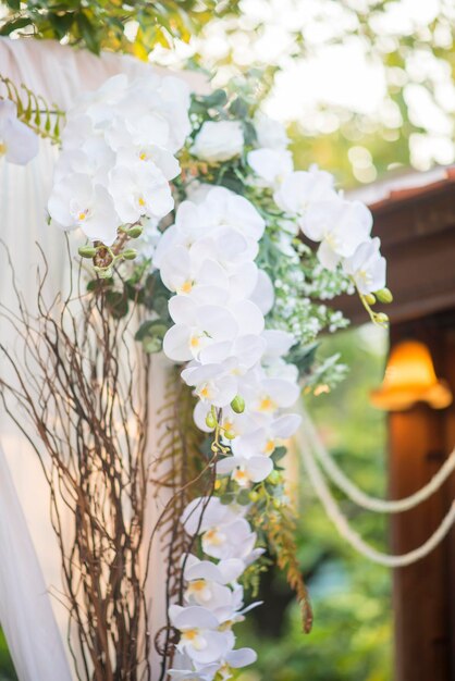 白い結婚式の花飾り