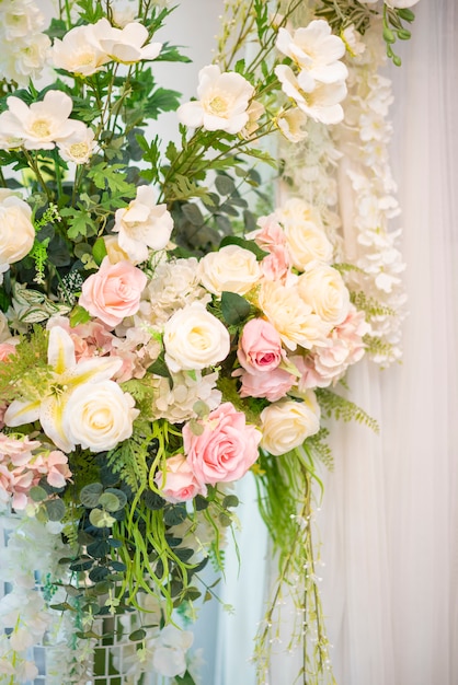 White wedding flowers and wedding decorations 