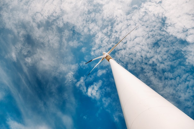 Photo a white windmill against a blue sky. windmill in nature