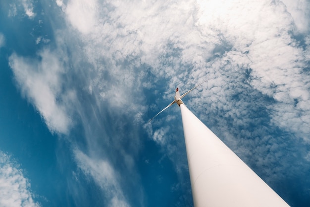 Foto un mulino a vento bianco contro un cielo blu. mulino a vento in natura