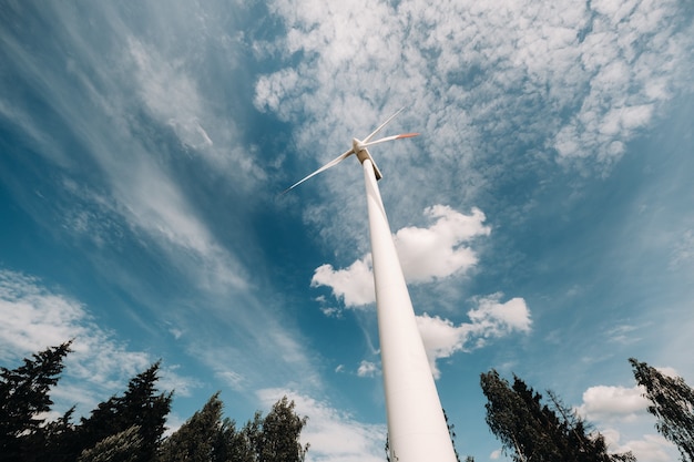 Photo a white windmill against a blue sky