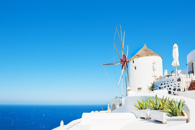 그리스 산토리니 섬에 있는 흰색 풍차. 여름 풍경, 바다 전망