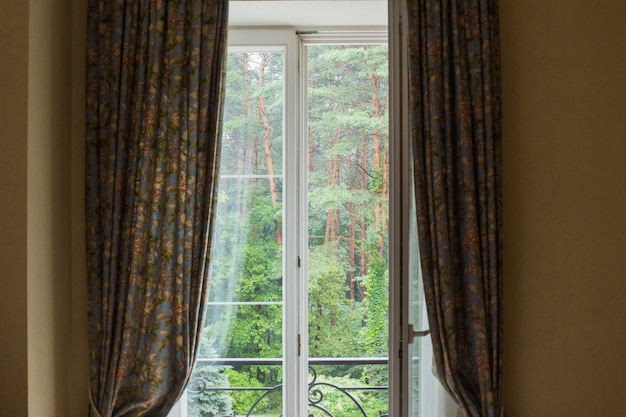 Фото Белое окно с видом на зеленый лес
