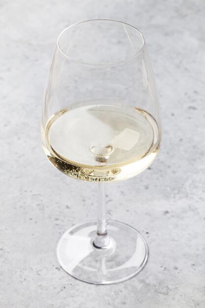 写真 石のテーブル上の白ワイングラス