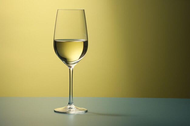 Photo white wine glass stands out on a backdrop