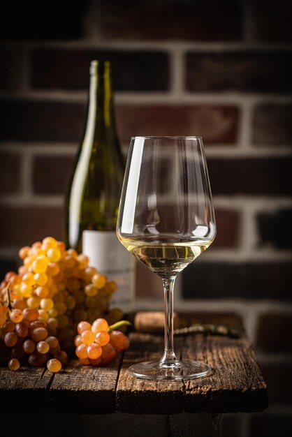 Photo white wine in a glass