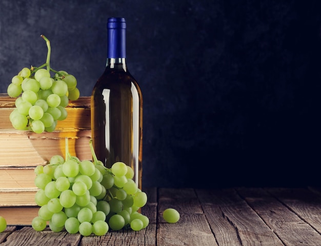 Белое вино и виноград
