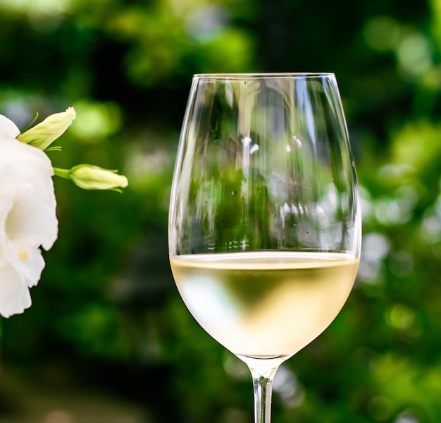 여름 정원 테라스의 고급 레스토랑에서 화이트 와인, 바이에른 와이너리에서 와인 시음 체험...