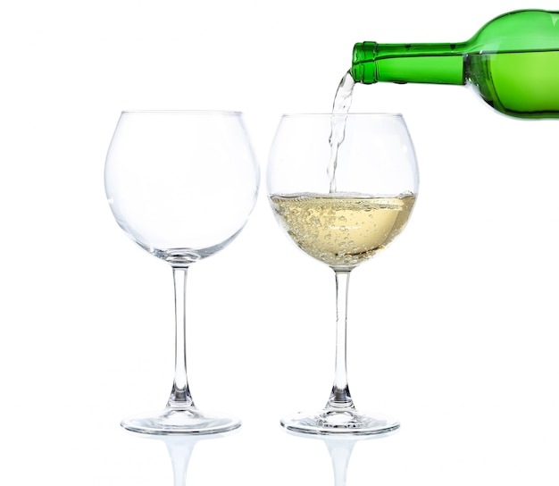 Foto vino bianco versato nel bicchiere