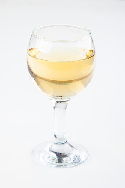 Vino bianco in bicchieri trasparenti su sfondo bianco