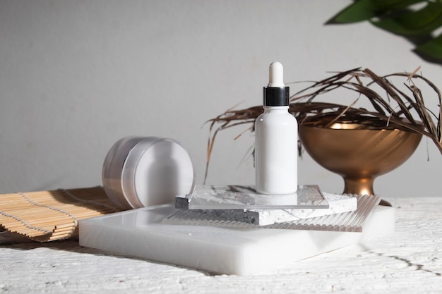 Фото Белый деревянный стол фон с образом жизни, косметический макияж бутылка лосьон крем продукт с косметикой мода уход за кожей здравоохранения макет
