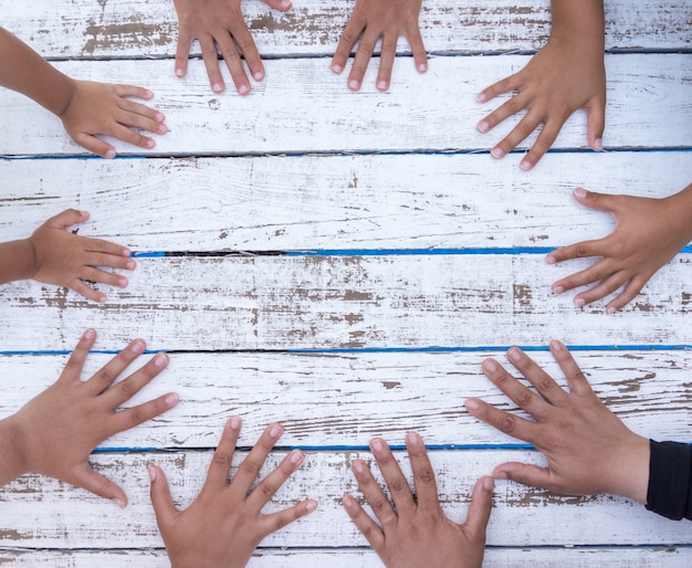 Foto il legno bianco con le mani circonda lo spazio della copia