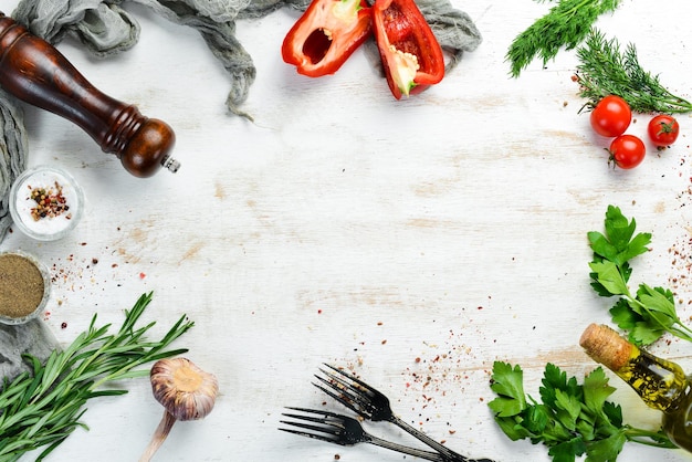 野菜や食材を調理する白い木製の背景上面図テキスト用の空きスペース