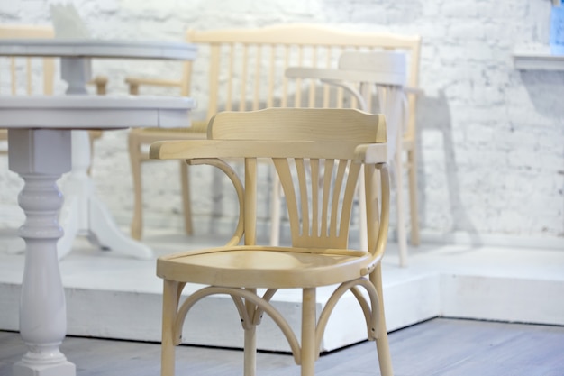 카페의 흰색 나무 의자