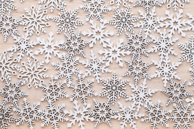 木製の背景、クリスマスの装飾に白い木製の装飾的な雪片。