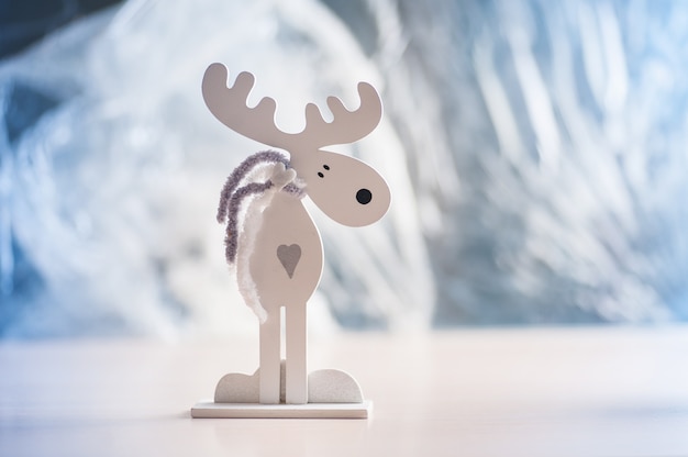 Фото Белый деревянный лось на свет. рождественские украшения