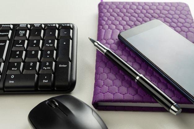 Photo white wooden table with keyboard, pen, mouse, notebook, mobile phone. copy space.