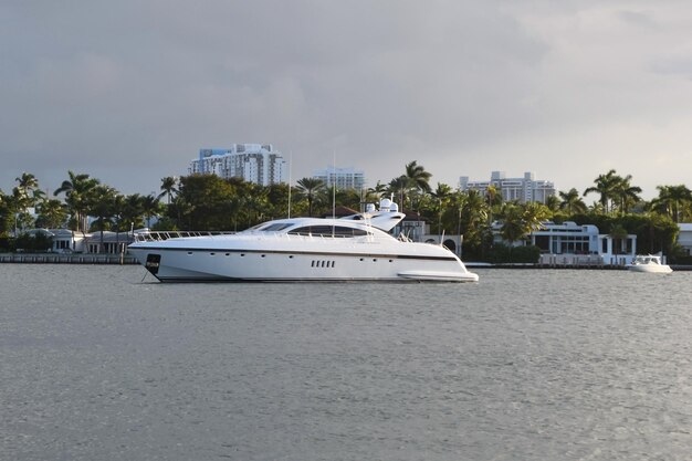 Photo a white yacht is in the water with the name l on the side