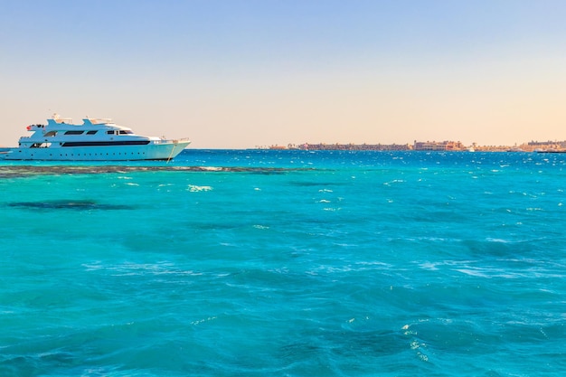 Yacht bianco a vela in mar rosso, egitto