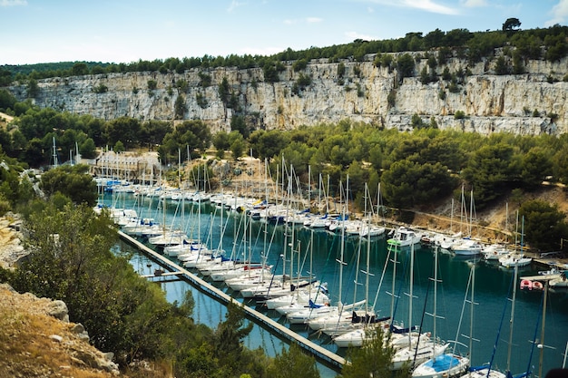 Yacht bianchi a calanque de port miou, uno dei fiordi più grandi tra marsiglia e cassis, francia.