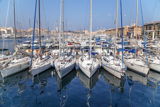 프랑스 마르세유 구 항구(Old Port of Marseille France)의 잔잔한 물에 반사된 흰색 요트