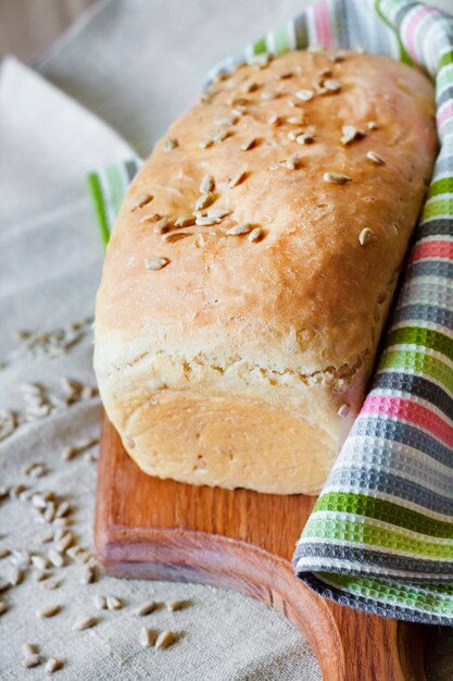 Pane di lievito bianco con semi di girasole