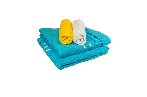 Изолированные белые желтые и синие хлопковые полотенца