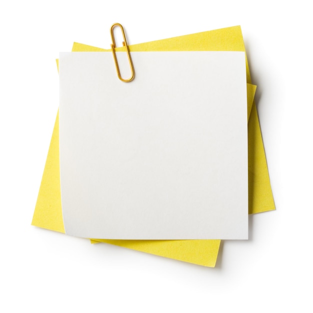 Foto carte per appunti bianche e gialle con graffetta su sfondo bianco