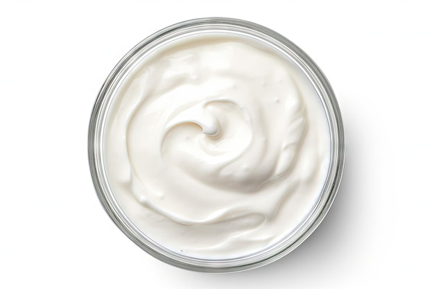 Белый йогурт в миске, изолированном на белом фоне, виденном сверху