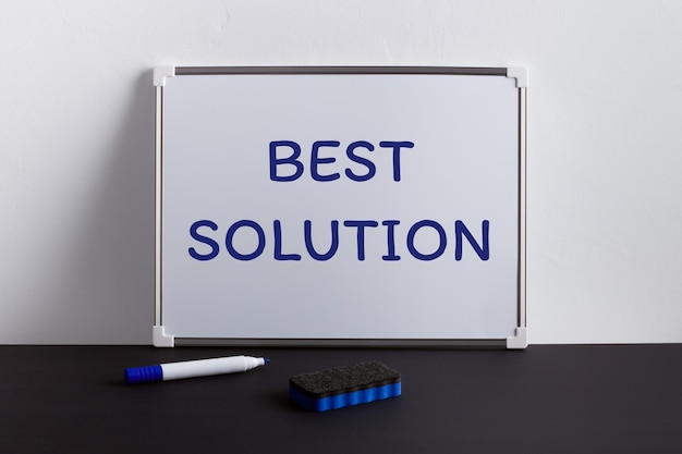 텍스트 BEST SOLUTION 비즈니스 개념이 있는 블랙 테이블에 화이트보드