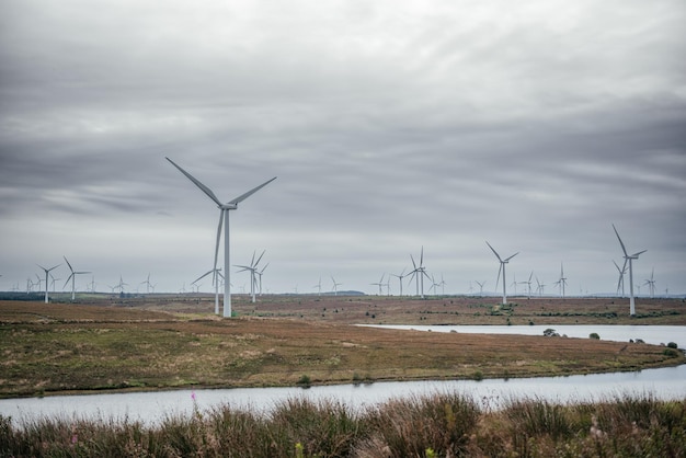 Foto parco eolico di whitelee produzione sostenibile di energia in un maestoso parco eolitico scozzese