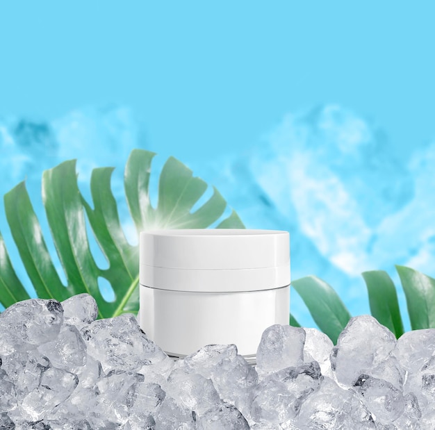 輝く白い球状のベース パッケージに入っているホワイトニング クリームで、青色の背景にアイス キューブと化粧品の広告用の熱帯植物が描かれています。