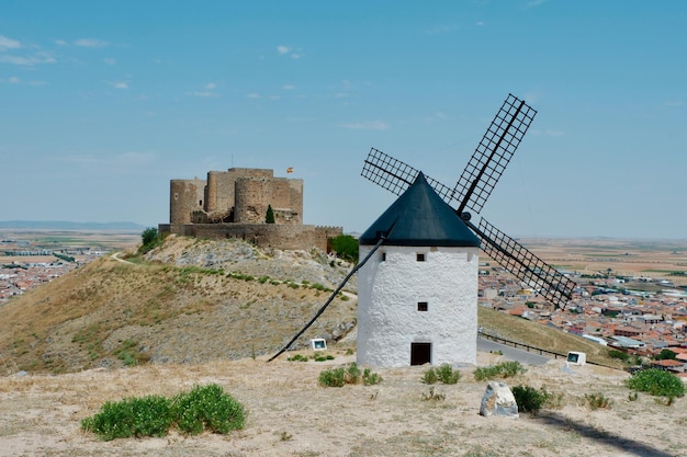 Consuegra 마을 톨레도 지방 CastillaLa Mancha Spain의 성 근처에 있는 회백색 풍차