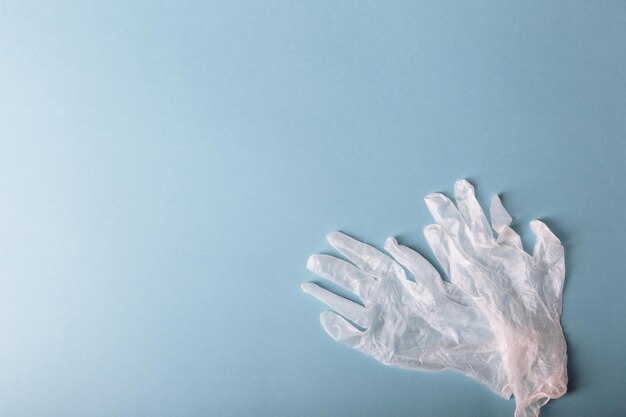 Photo whitte surgical gloves isolated on the blue background concept protect against infection or contamination