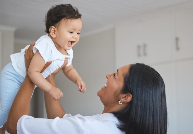 誰があなたにとてもかわいい権利を与えたのですか。自宅で赤ん坊の娘と絆を結ぶ母親のショット。