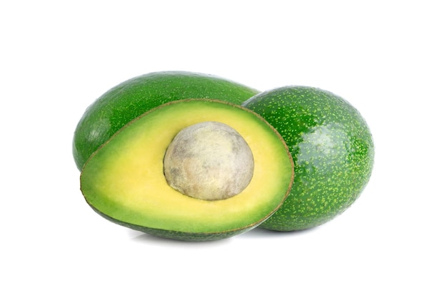 Foto avocado intero e metà con semi isolati su sfondo bianco