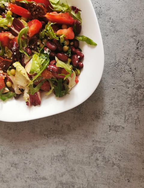 Photo whole bowl of vegetable salad on the table