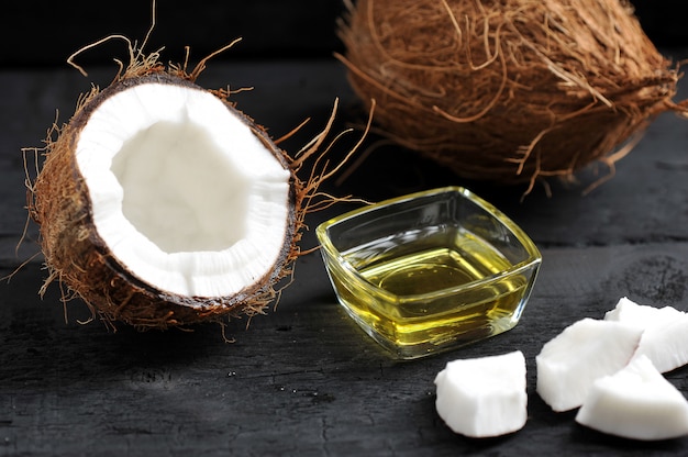 Photo whole coconut, split coconut and coconut oil